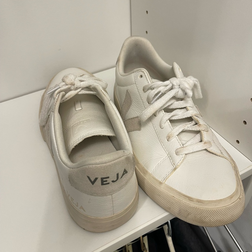 Veja campos size 40 EUR. Says 8.5 US but I wear a 9 women. Very good condition